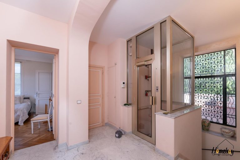 ascenseur dans la villa sur cannes 768x512