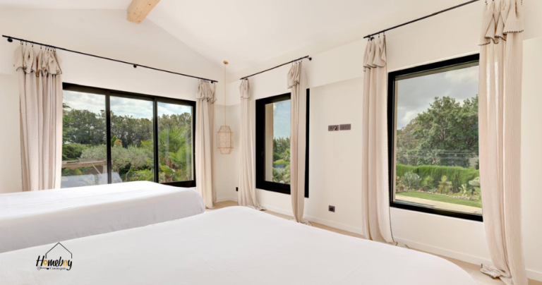 chambre avec plusieurs lits villa vacances mougins 1 768x404