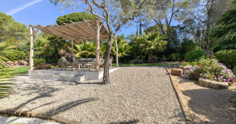 coin salon exterieur de la villa a louer sur mougins 1 768x404