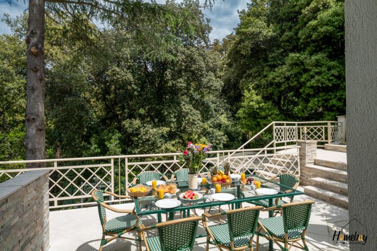 deuxieme terrasse pour des petits dej reussis location cannes  768x512