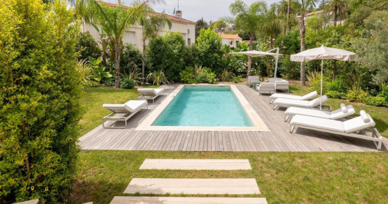 piscine solarium tropical de la villa en location cannes 768x404