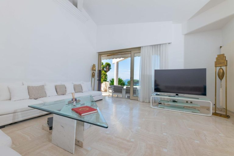 salon dans la villa en location cannes 768x512