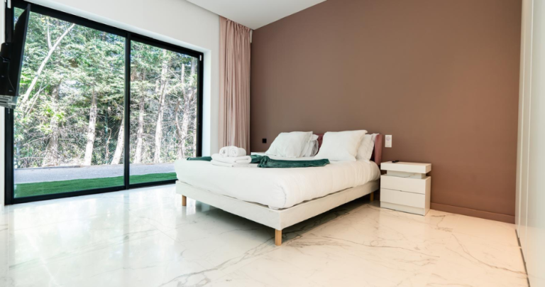 villa sur mougins haut de gamme a louer chambre a coucher 768x404