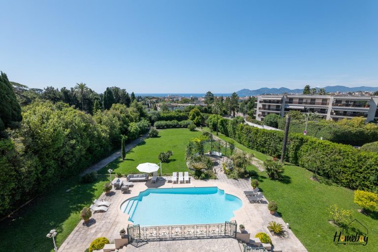 vue du jardin et mer du balcon de la villa a louer sur cannes 768x512