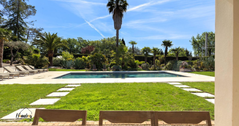 vue exterieure jardin piscine villa location Mougins 1 768x404