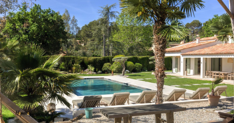 vue exterieure sur la piscine et villa de la villa sur mougins en location 1 768x404